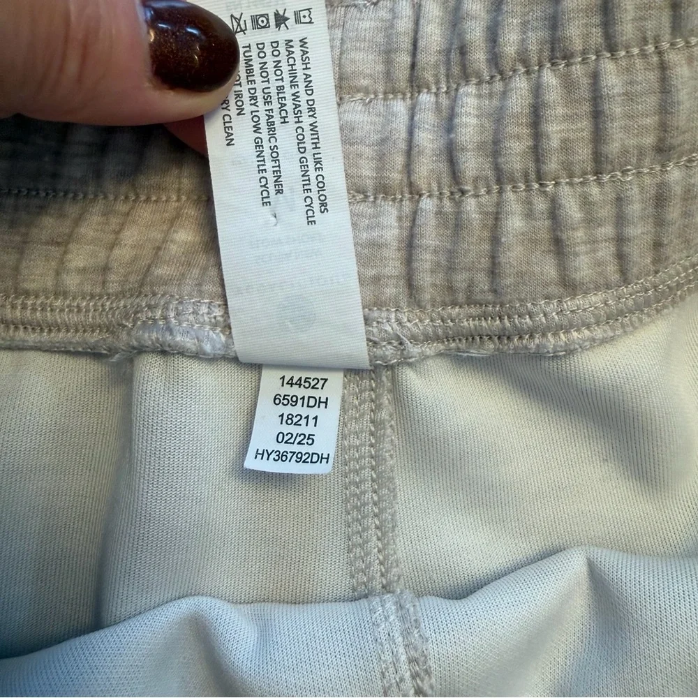 ✅Yogalicious medium light tan Athletic Shorts Sweats pockets lounge soft stretch
